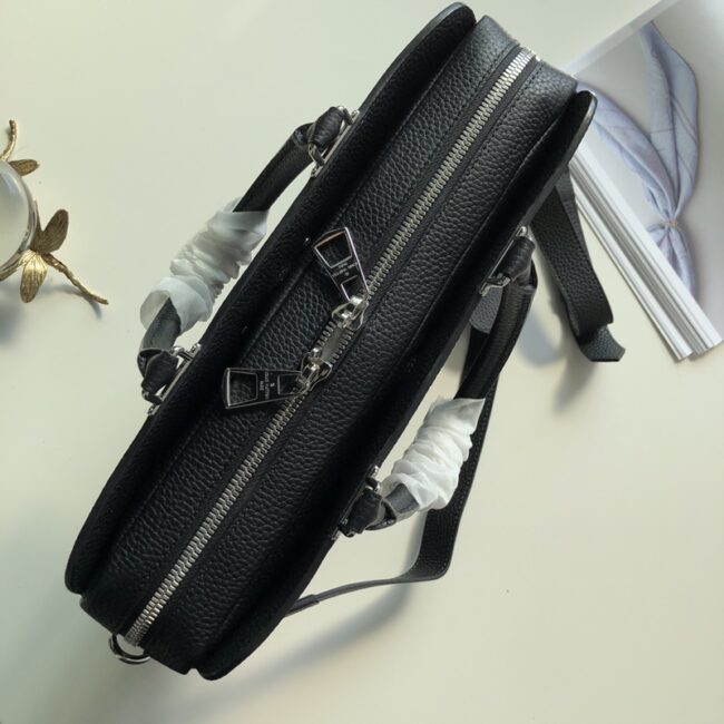 Túi xách nam Louis Vuitton siêu cấp màu đen da sần dáng hộp TXLV09
