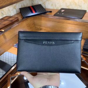 Ví Prada siêu cấp nam da trơn cầm tay logo giữa VNV01