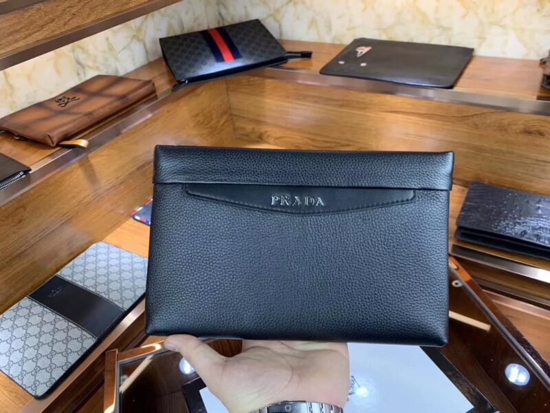 Ví Prada siêu cấp nam da trơn cầm tay logo giữa VNV01