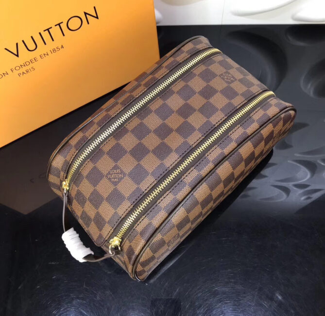 Ví nam Louis Vuitton cầm tay họa tiết caro nâu VNLV11