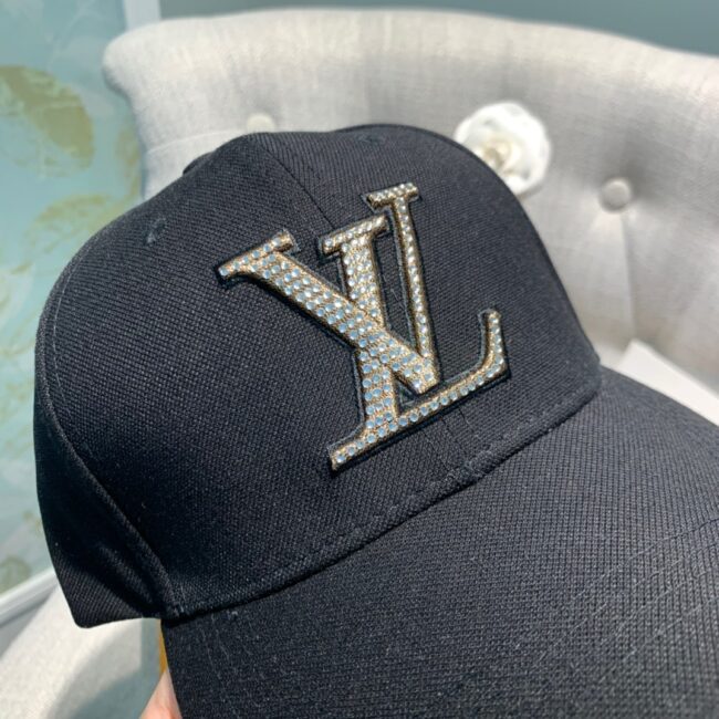 Mũ nam Louis Vuitton siêu cấp họa tiết logo đính đá MNLV03