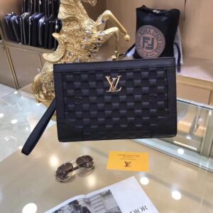 Ví nam Louis Vuitton siêu cấp cầm tay hoạ tiết caro dập nổi khoá vàng VNLV46