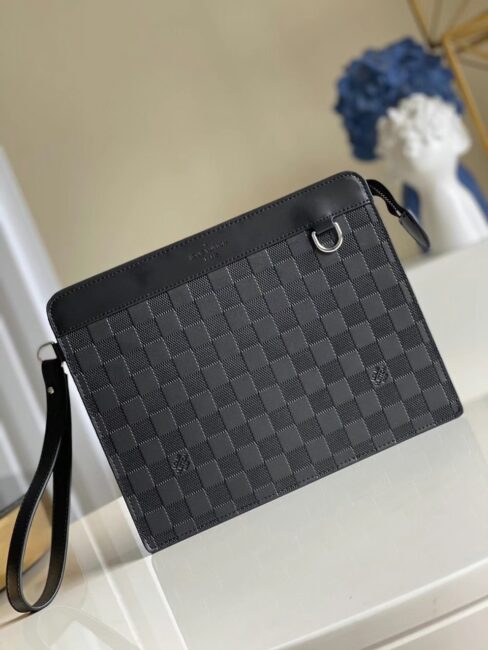 Ví nam Louis Vuitton like au cầm tay hoạ tiết caro chìm màu đen VNLV66