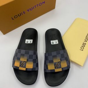 Dép nam Louis Vuitton quai ngang caro đen vàng DLV07