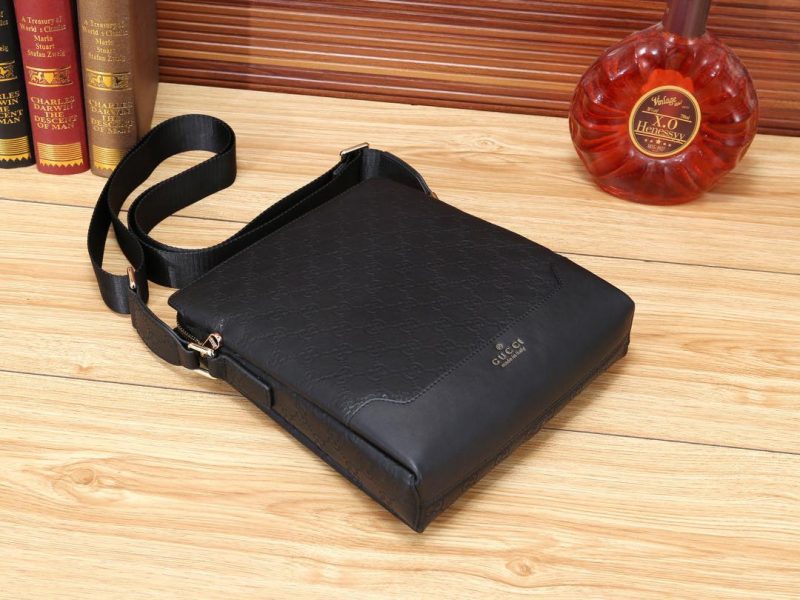 Túi đeo chéo Gucci nam màu đen họa tiết logo TNGC41