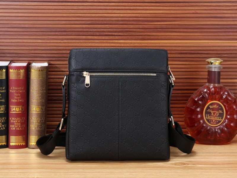 Túi đeo chéo Gucci nam màu đen họa tiết logo TNGC41