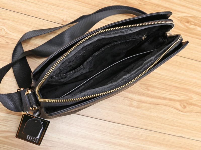 Túi đeo chéo Gucci nam màu đen họa tiết logo TNGC41